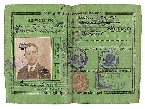Grüner, handschriftlich ausgefüllter Ausweis mit Passfoto und Stempeln des Universitätssekretariats
