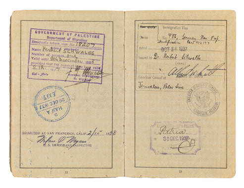 Aufgeschlagenes Passdokument mit handschriftlichen Eintragungen und Stempeln