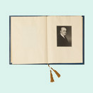 Aufgeschlagenes Buch, auf der rechten Seite eine Porträtfotografie eines Mannes in dunklem Anzug mit Krawatte