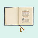 Aufgeschlagenes Buch, Büttenpapier mit kalligrafisch gestaltetem Widmungstext auf der rechten Seite