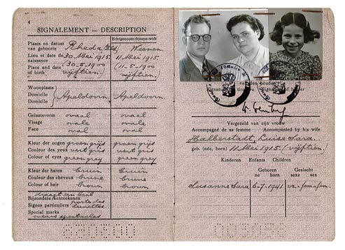 Doppelseite eines Passes mit den biometrischen Daten des Passinhabers und seiner Ehefrau. Auf der rechten Seite sind Passbilder des Ehepaars und ihrer Tochter mit Heftklammern befestigt und mit Stempel versehen.