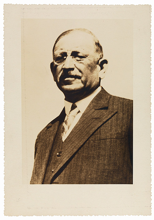 Portrait photo of a man