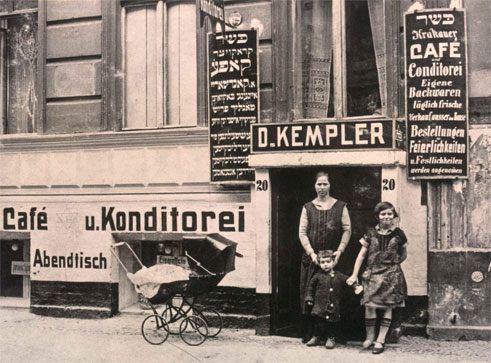 Entrance to the Konditorei Kempler and the "Krakauer Caf" on Grenadierstraße, Berlin 1926 (detail)