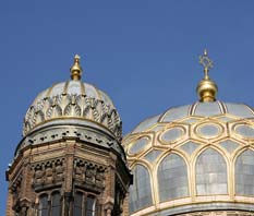 Zwei Kuppeln der Synagoge