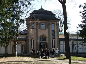 A group of people in front of the Liebieghaus at Frankfurt