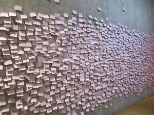 A wall full of questions at the exhibition "The whole truth" © Jewish Museum Berlin, photo: Thomas Valentin Harb 