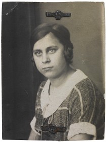 Black and white photograph passport photo of Elli Arndt