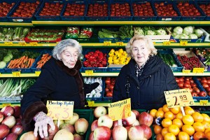 Zwei ältere Frauen im Gemüseladen