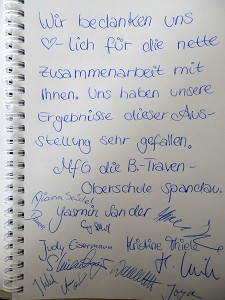 Handschriftlicher Dank für die Zusammenarbeit mit Unterschriften der Schülerinnen und Schüler