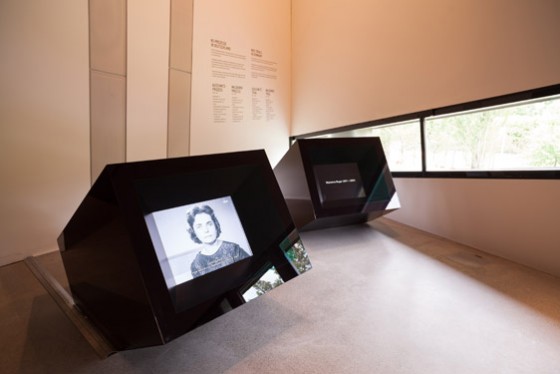 Schwarze Monitorkuben mit einem Frauengesicht in schwarz-weiß auf dem Bildschirm