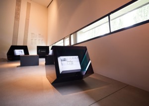 Drei schwarte Monitorkuben im Ausstellungsraum