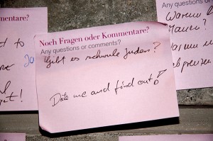 Post-it mit der handschriftlichen Frage »Gibt es schwule Juden?« und der Antwort: »Date me and find out!«
