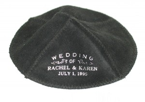Schwarze Kippa mit der weißen Aufschrift »Wedding of Rachel & Karen Juli 1, 1995«