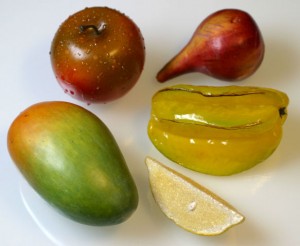 Ein Apfel, eine Mango, eine Sternfrucht, eine Feige und ein Stück Zitrone