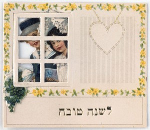 Tischkarte mit hebräischer Beschriftung und einem jungen Paar, das durch ein Fenster schaut