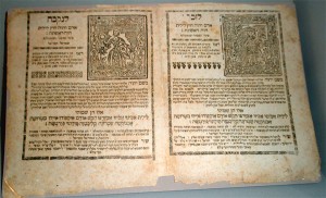 In hebräischer Schrift beschriebene Buchseiten mit Amulett-Bildern