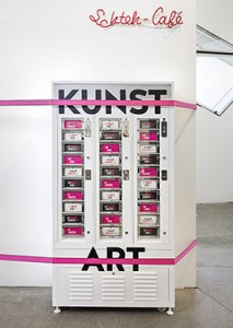 Ein weiß lackierter Automat mit der Aufschrift »Kunst / Art«, mit pinken, weißen und schwarzen Tüten in den einzelnen Fächern, der mit Slacklines an der Wand befestigt ist