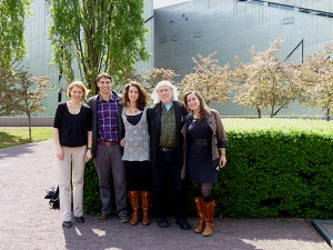 Fünf Menschen vor einer Hecke, im Hintergrund das Museumsgebäude nach dem Entwurf von Daniel Libeskind