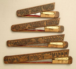 Vier Schächtmesser, jeweils mit Abbildungen der Tiere verziert, die damit geschächtet werden