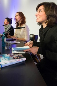 die drei Autorinnen beim Unterzeichnen ihrer Bücher