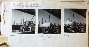 Mit »Brooklyn Bridge« überschriebenes Papier auf dem drei Kontaktabzügen einer New Yorker Stadtansicht