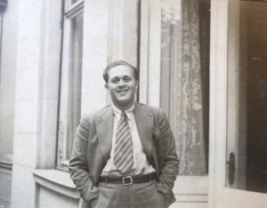 Fred Stein vor einer Hauswand mit Fenstern, die Hände in den Hosentaschen