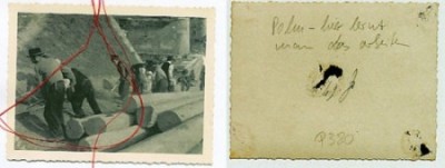 Schwarz-weiß-Foto von arbeitenden Männern, über dem ein roter Faden liegt, und Rückseite des Fotos mit der Aufschrift »Polen - hier lernt man das arbeiten«