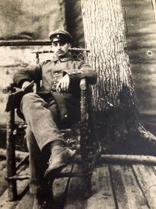 Ein Mann in Uniform sitzt auf einem Lehnstuhl