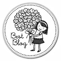 Best-Blog-Award-Bildchen, auf dem eine gezeichnete Frau einen großen Blumentstrauß hält