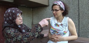 Eine ältere Frau mit Kopftuch spricht mit einer jungen Frau