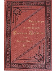 Dunkelroter Buchdeckel mit goldfarbenen Titel in Frakturschrift