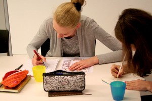Teilnehmerinnen des Workshops beim Verfassen eines Gedichts © Deutschlandradio, Foto: Anna-Lisa Deichert