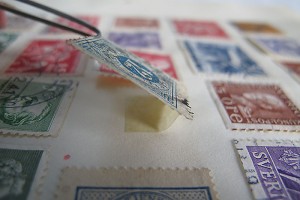 Eine Briefmarke mit einem angelösten Falz