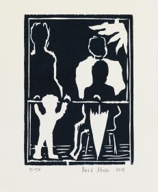 schwarz-weiß Druck mit vier Figuren ohne Gesichter auf einem Balkon
