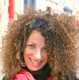 Farbfotografie mit einer lächelnden Frau im Porträt