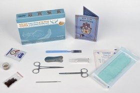 Einmalbesteck für eine Beschneidung bestehend unter anderem aus Scheren, Beschneidungsklemme und Einmalhandschuhen