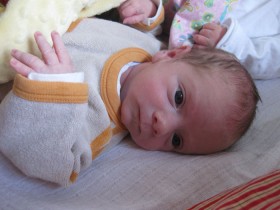 Säugling, der Mittel- und Ringerfinger spreizt