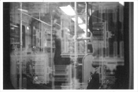 Schwarz-weiß Fotografie einer Postkarte mit Abbildung eines Innenabteils einer Straßenbahn