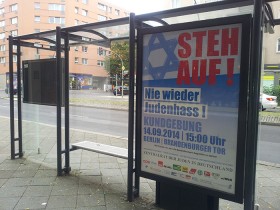 Plakat an einer Bushaltestelle zur Demonstration gegen Judenhass am 14. September 2014 am Brandenburger Tor