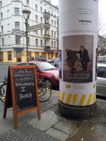 Plakat an einer Litfaß-Säule: Imam Ferid Heider und Rabbiner Daniel Alter werben gemeinsam für die »Cycling Unites«-Critical-Mass-Tour am 22. März 2015 in Berlin