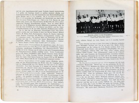 Aufgeschlagenes Buch mit Text und dem Foto einer Fußballmannschaft