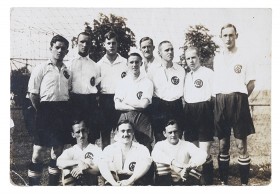Schwarz-weiß Foto einer Fußballmannschaft