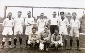 Schwarz-weiß Foto einer Fußballmannschaft