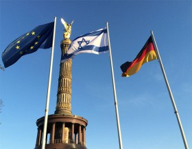 Farbfotografie mit wehenden Flaggen der EU, Israels und Deutschlands an der Siegessäule in Berlin
