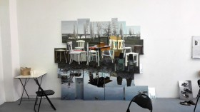 Das im Interviewtext beschriebene Bild von Möbeln, die sich in Pfützen spiegeln, an einer Atelierwand