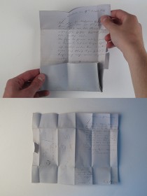 Der Brief kann dann aufgefaltet und gelesen werden. Die Faltungen zeichnen sich deutlich ab. Im Originalbrief sind die Faltungen immer noch erkennbar.