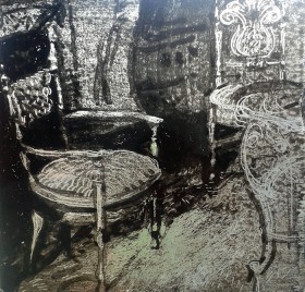 Mit Schwarzlot bemalte Glasplatte, auf der zwei Stühle und ein Tisch zu sehen sind