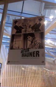 Blick auf ein Artur-Brauner-Plakat im Lesesaal
