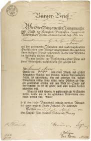 Bürger-Brief mit Unterschriften, in dem der "Ober-Bürgermeister, Bürgermeister und Rath der Königlich Preußischen Haupt- und Residenzstadt Berlin" Samuel Aron zum Bürger mit ihm zustehenden Rechten erklären.