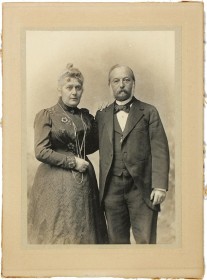 Schwarz-Weiß-Fotografie eines älteren Ehepaares, das sich gegenseitig den Arm umgelegt hat